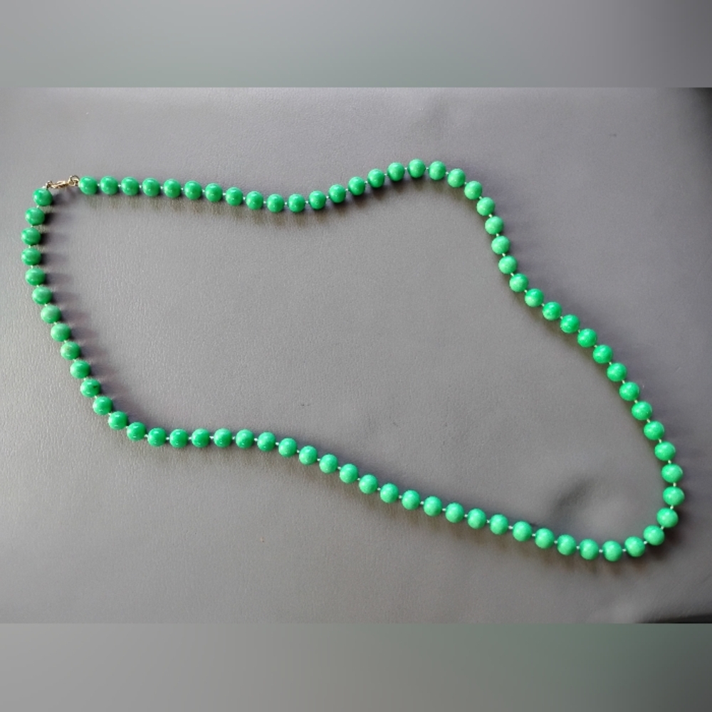 Elegant Green Beaded Necklace With Fastener